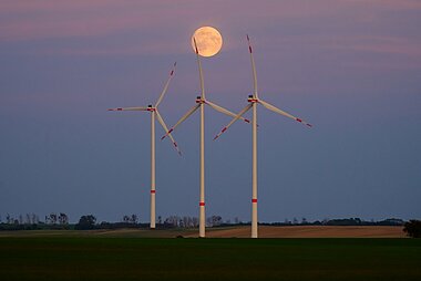 Windenergieanlagen in der Dämmerung