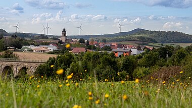 Windenergieanlage in Landschaft