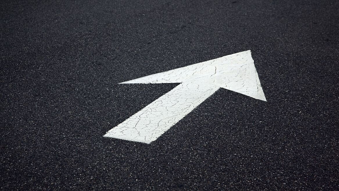 gemalter Pfeil auf Beton