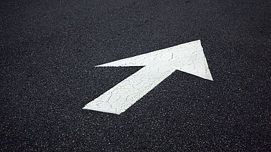 gemalter Pfeil auf Beton