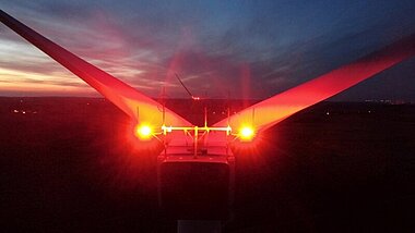 Nachtkennzeichnung an einer Windenergieanlage