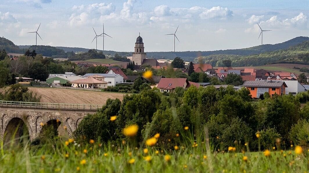 Landschaft mit Windenergieanlagen
