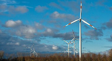 Windprojekt vor blauem Wolkenhimmel